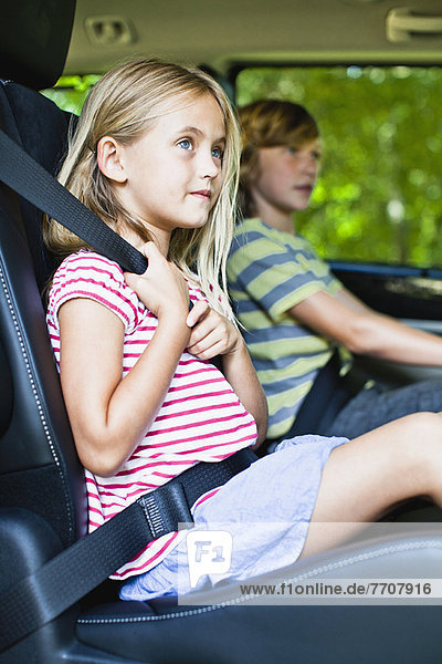 Mädchen im Autositz sitzend