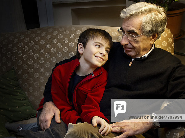 Älterer Mann beim Entspannen mit Enkel