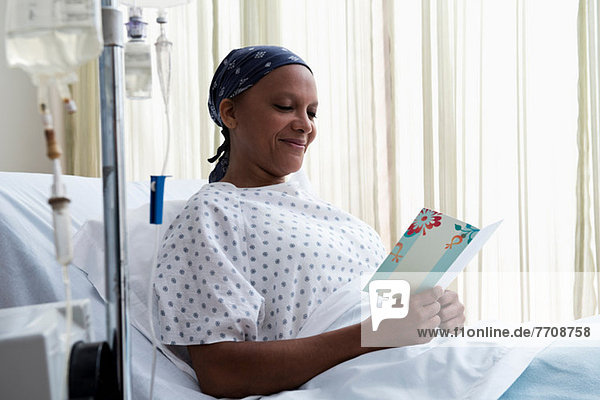 Weibliche Krankenhaus-Patientin liest gesund werden Karte