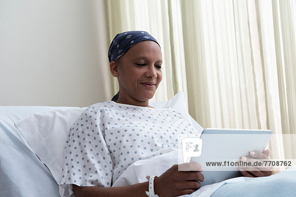 Patientin im Krankenhaus mit digitaler Tablette