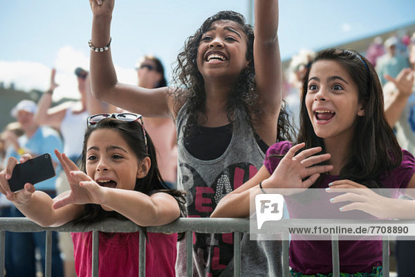Drei aufgeregte Mädchen bei einem Popkonzert