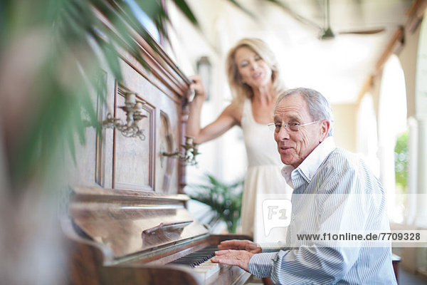 Älterer Mann singt am Klavier