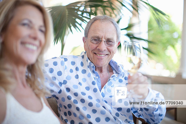 Älteres Paar beim gemeinsamen Wein trinken