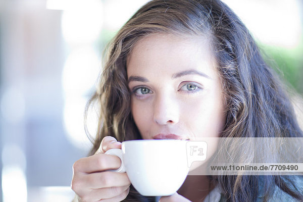 Frau trinkt eine Tasse Kaffee