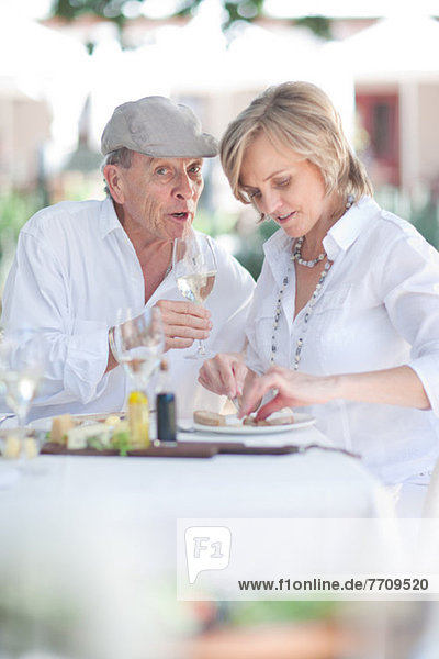 Älteres Paar beim gemeinsamen Essen im Freien
