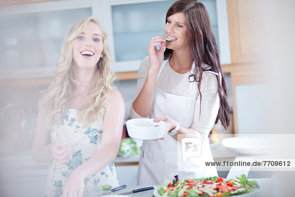 Frauen kochen gemeinsam in der Küche