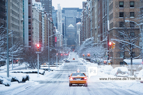 Taxi auf verschneiter Stadtstraße