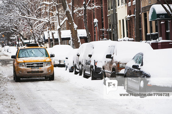 Taxifahren auf verschneiter Stadtstraße