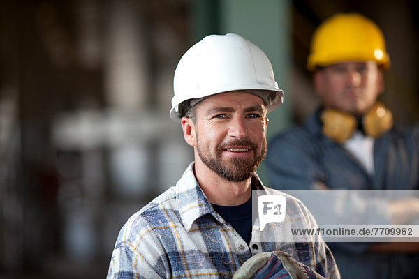 Industriearbeiter lächelnd im Betrieb