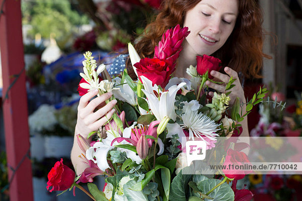 Florist arrangiert Blumenstrauß im Geschäft