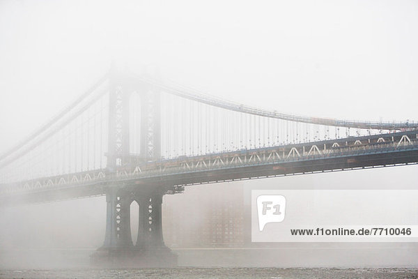 Nebelwalzen über Brücke