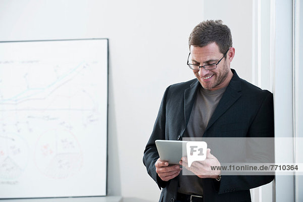 Geschäftsmann mit Tablet-Computer