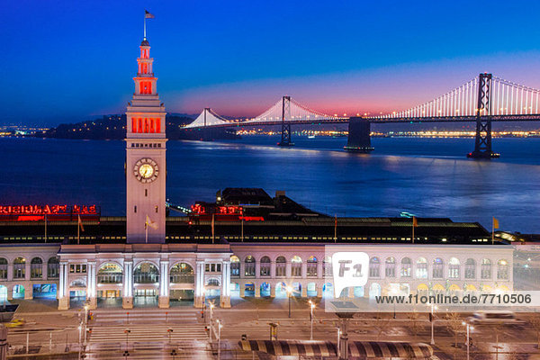 San Francisco Gebäude und Brücke bei Nacht