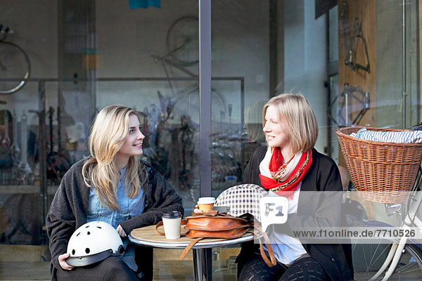Frauen beim gemeinsamen Kaffee im Freien
