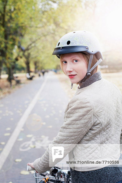 Frau auf dem Fahrrad im Stadtpark