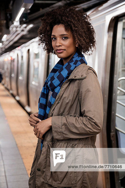 Frau  die auf dem Bahnsteig der U-Bahn geht