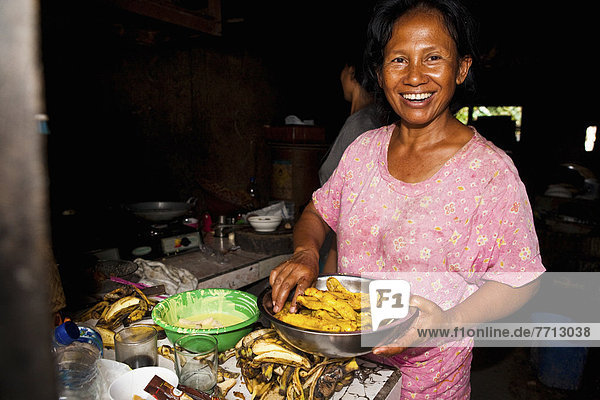 kochen Frau Lebensmittel Wohnhaus Küche Abfall Personal unbebautes Grundstück Provisorium Mülldeponie Indonesien
