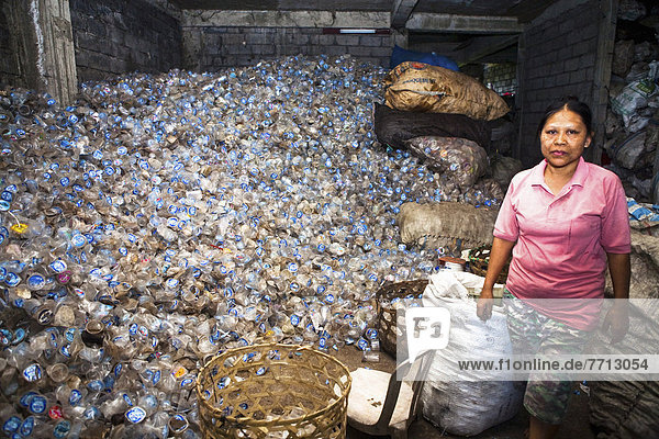 Wasser Berg Tasse arbeiten Recycling Kunststoff Unendlichkeit Personal durchsieben sieben Indonesien