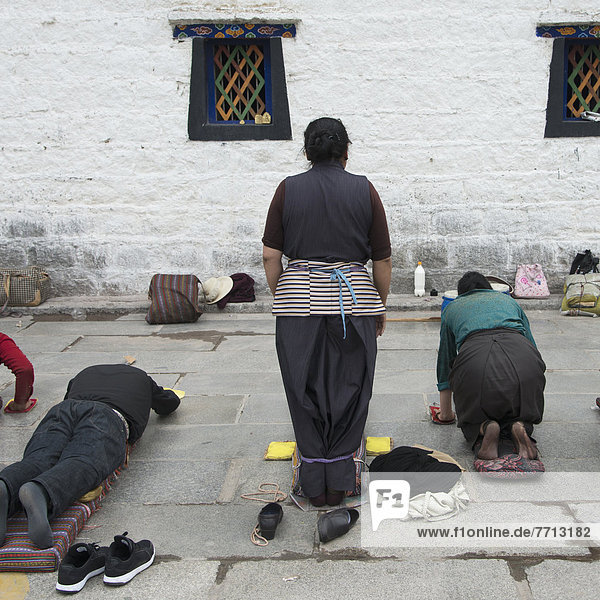 liegend  liegen  liegt  liegendes  liegender  liegende  daliegen  kniend  Meditation  China  Buddhismus  Lhasa  Gebet  Tibet