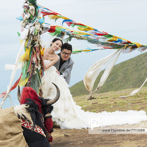 fliegen  fliegt  fliegend  Flug  Flüge  Pose  Braut  Bräutigam  Wind  unterhalb  Fahne  China  Gebet  Tibet