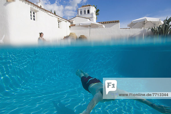 Mann Unterwasseraufnahme schwimmen