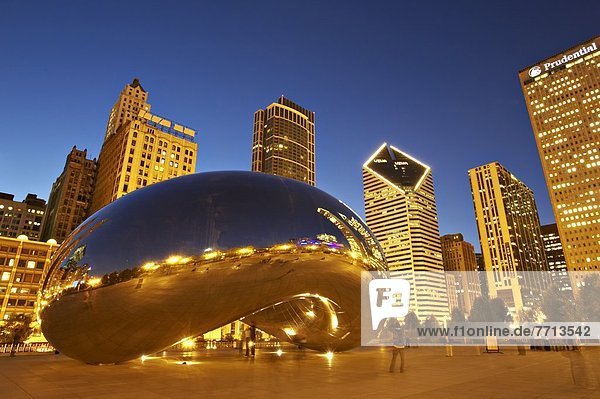 Vereinigte Staaten von Amerika  USA  Skulptur  Wolke  Nacht  Hochhaus  frontal  Eingang  Bohne  Chicago  Illinois