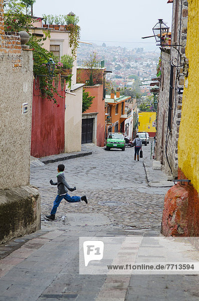 Junge - Person  Straße  rennen  Stadt  Mexiko  Ansicht  jung  vorwärts  Guanajuato  San Miguel de Allende