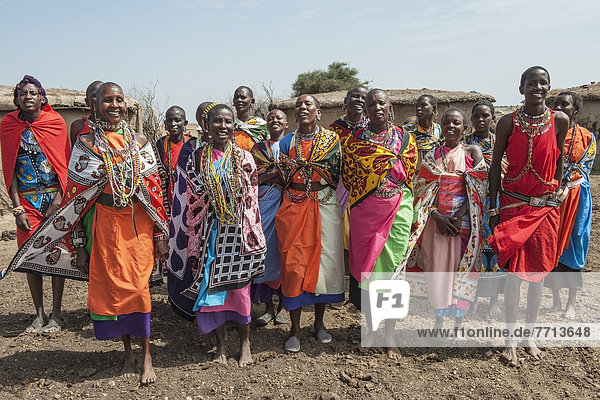 Farbaufnahme  Farbe  Frau  Kleidung  Kenia  Volksstamm  Stamm