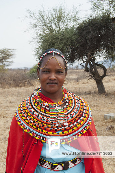 Farbaufnahme  Farbe  Frau  Kleidung  verziert  Halskette  Kette  Perlenschnur  Kenia  Collier  Volksstamm  Stamm