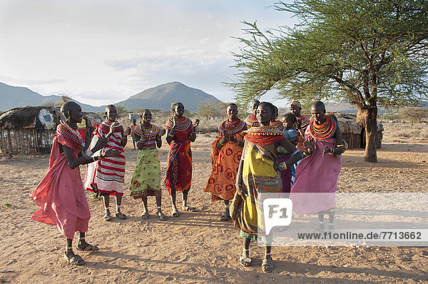 Frau  klatschen  tanzen  Kenia  Volksstamm  Stamm
