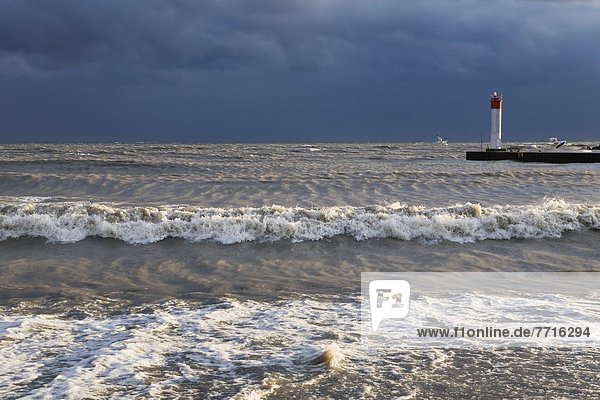 nahe Strand Sturm See Leuchtturm Ontario Wellen brechen