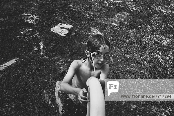 Junge - Person  Schutzbrille  schwimmen