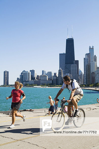 Vereinigte Staaten von Amerika  USA  Strand  Fahrradfahrer  Weg  Straße  Eiche  Jogger  vorwärts  Ufer  Chicago  Illinois