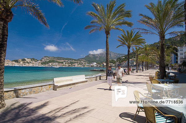 nebeneinander  neben  Seite an Seite  Strand  Baum  Cafe  Mallorca  Spanien