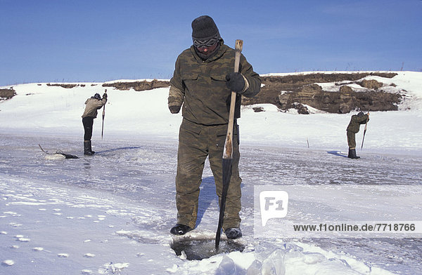 Mann See Eis angeln gefroren Russland Sibirien Volksstamm Stamm