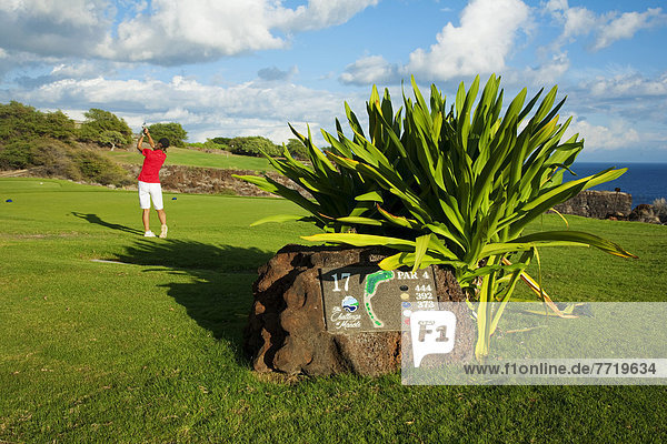 Frau  Herausforderung  Golftee  Tee  schießen  Golfsport  Golf  Kurs  Hawaii  schlagen  Lanai