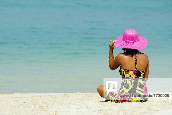 Farbaufnahme  Farbe  sitzend  Tropisch  Tropen  subtropisch  Frau  Strand  Hut  Kleid  Phuket  Thailand