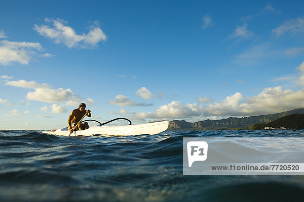 Mann  Kanu  paddeln  1  Hawaii  Oahu