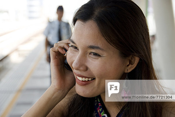 Bangkok  Hauptstadt  Handy  Frau  sprechen  Haltestelle  Haltepunkt  Station  thailändisch  Thailand  Zug