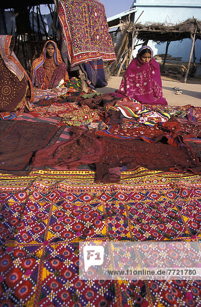 Frau  bunt  Kleidung  Stoff  Material  verkaufen  pink  rot