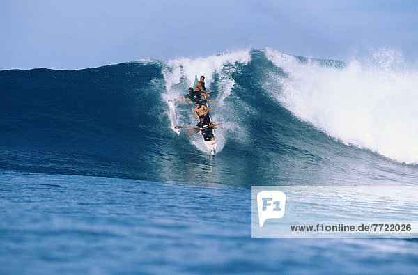 Mann Kanu Ansicht groß großes großer große großen frontal Hawaii Oahu Wellenreiten surfen Wasserwelle Welle
