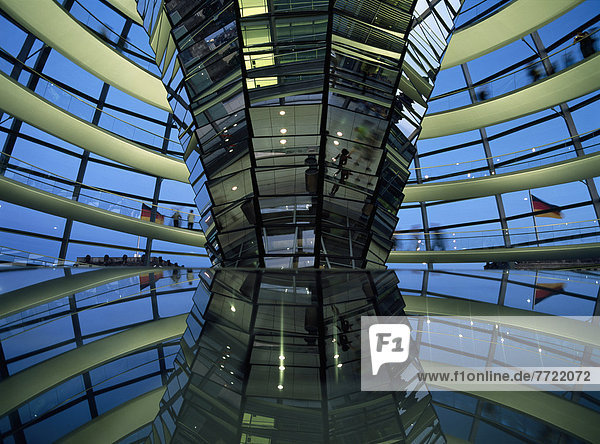 Kuppel  Reichstag  Kuppelgewölbe  Abenddämmerung