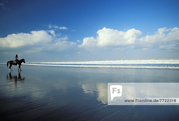 Wasserrand Wolke Himmel Modell Mensch Spiegelung blau Freiheit Indonesien Reflections