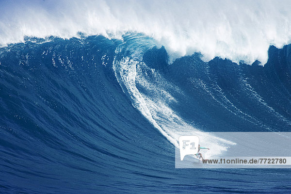groß großes großer große großen Windsurfing surfen Wasserwelle Welle