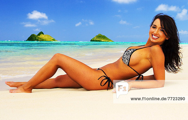 liegend  liegen  liegt  liegendes  liegender  liegende  daliegen  Frau  Strand  Bikini  Hingebung  klein  jung  Kleidung  Hawaii  Oahu
