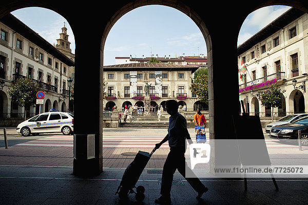 Mann Wohnhaus gehen frontal Stadtplatz Kultur Statue Spanien Baskenland
