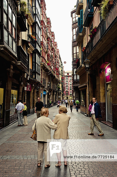Straße  Bilbao  schmal  alt  Viertel Menge  Spanien