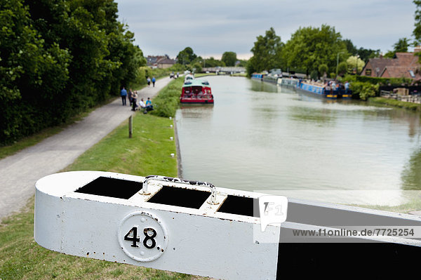 Lock 48 Over The Kennet And Avon Canal In Caen Hill  Near Devizes  Wiltshire  Uk