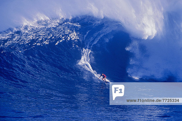 entfernt Curling blau groß großes großer große großen Windsurfing surfen Wasserwelle Welle