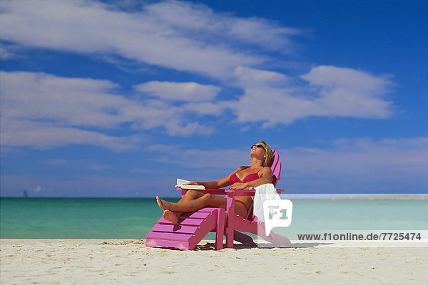 Frau  Entspannung  Stuhl  Strand  weiß